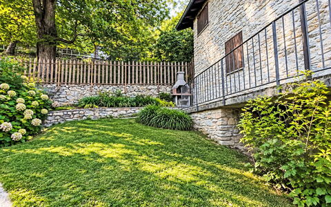 Il Ghiro: Gartenmöbel, Strauch, Haus, Tisch Im Freien, Möbel, Zuhause, Garten, Rasen, Hinterhof, Estate