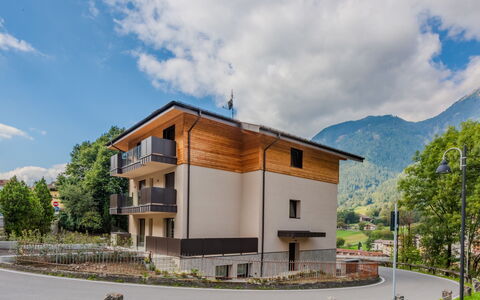 Il Nido: Gartenmöbel, Strauch, Haus, Tisch Im Freien, Möbel, Zuhause, Garten, Rasen, Hinterhof, Estate