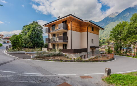 Il Nido: Gartenmöbel, Strauch, Haus, Tisch Im Freien, Möbel, Zuhause, Garten, Rasen, Hinterhof, Estate