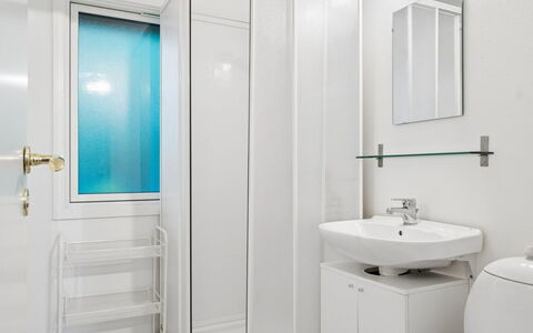 Tordis - 675M from the Sea: Wand, Flooring, Interior Design, Armatur, Fussboden, Badezimmer, Sinken, Bad Sink, Zimmer, Decke