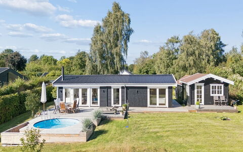 Henryka - 750M from the Sea: Haus, Zuhause, Dach, Hütte, Estate, Bauernhaus, Rasen, Garten, Veranda, Hinterhof