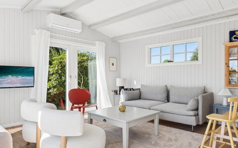 Henryka - 750M from the Sea: Möbel, Interior Design, Couch, Holz, Flooring, Wohnzimmer, Fussboden, Decke, Tabelle, Zuhause