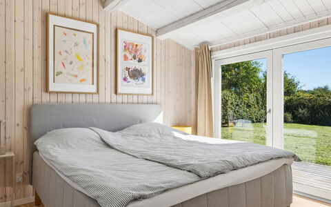 Henryka - 750M from the Sea: Schlafzimmer, Holz, Bett, Interior Design, Flooring, Fussboden, Möbel, Bedding, Linens, Bettrahmen