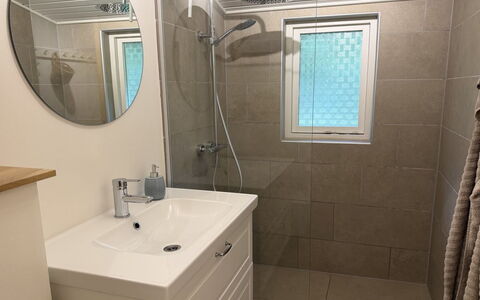 Waghn - from the Sea: Bad Sink, Badezimmer, Flooring, Armatur, Fussboden, Wand, Interior Design, Sinken, Badezimmerschrank, Spiegel