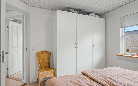 Swening - 50M from the Sea: Wand, Flooring, Fussboden, Holz, Interior Design, Möbel, Decke, Schlafzimmer, Bett, Zimmer