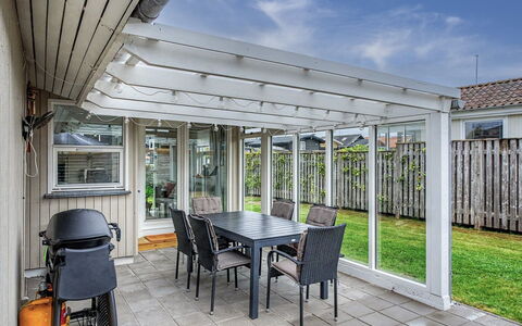 Swening - 50M from the Sea: Holz, Decke, Möbel, Veranda, Schatten, Gartenmöbel, Outdoor Struktur, Strahl, Deck, Terrasse