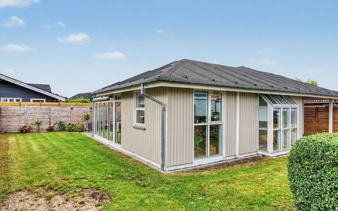Swening - 50M from the Sea: Dach, Zuhause, Haus, Wohngebiet, Grundstueck, Hütte, Abstellgleis, Garten, Rasen, Estate