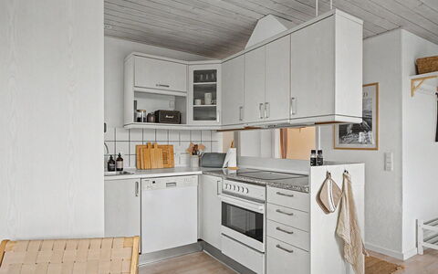 Swening - 50M from the Sea: Küche, Küchengerät, Major Appliance, Countertop, Holz, Flooring, Fussboden, Cabinetry, Interior Design, Decke