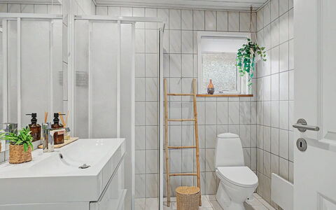 Swening - 50M from the Sea: Flooring, Fussboden, Interior Design, Fliese, Armatur, Decke, Zimmer, Installation, Toilette, Badezimmer
