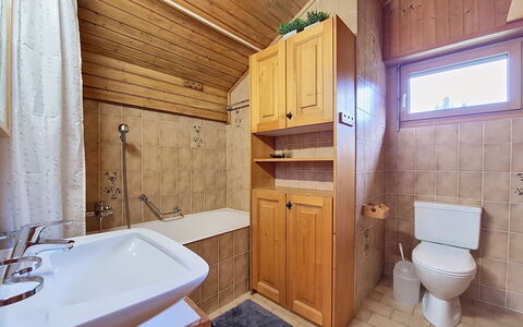 Domino C D-1: Armatur, Bad Sink, Sinken, Flooring, Fussboden, Holz, Interior Design, Badezimmer, Badezimmerschrank, Decke