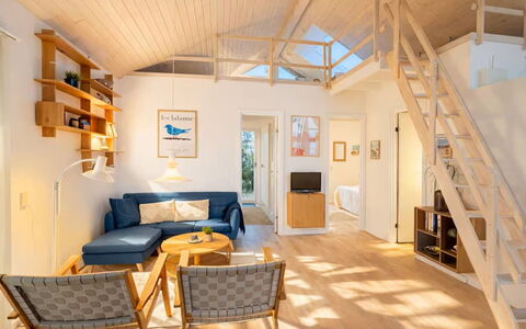 Herdina - 300M from the Sea: Interior Design, Flooring, Möbel, Holz, Fussboden, Decke, Holzboden, Zimmer, Zuhause, Wohnzimmer
