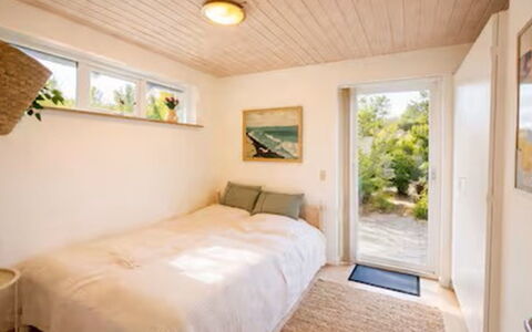 Herdina - 300M from the Sea: Wand, Flooring, Interior Design, Fussboden, Holz, Schlafzimmer, Decke, Bett, Holzboden, Möbel