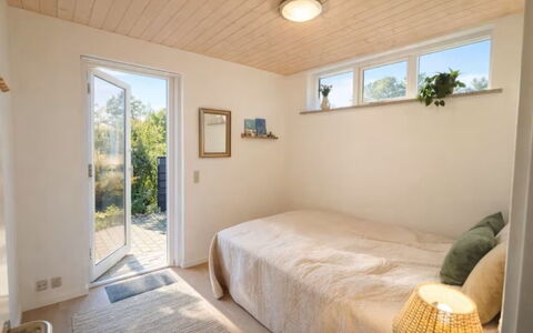 Herdina - 300M from the Sea: Wand, Interior Design, Holz, Flooring, Decke, Fussboden, Schlafzimmer, Bett, Beleuchtung, Zimmer