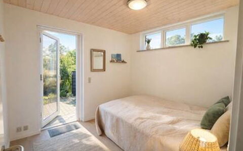 Herdina - 300M from the Sea: Wand, Holz, Flooring, Fussboden, Interior Design, Decke, Schlafzimmer, Beleuchtung, Zimmer, Bett