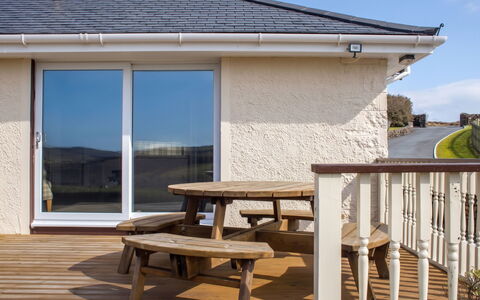Skeabost Bungalow: Dach, Zuhause, Tür, Hütte, Balkon, Daylighting, Abstellgleis, Holzbeize, Home Door, Hartholz