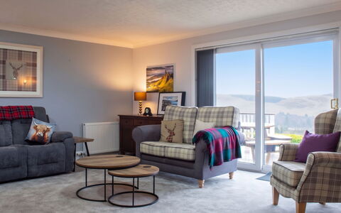 Skeabost Bungalow: Möbel, Interior Design, Zimmer, Couch, Flooring, Bilderrahmen, Fussboden, Decke, Wohnzimmer, Wohnung