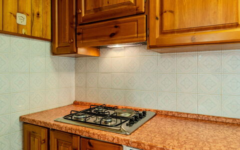 Calvet: Küche, Holz, Major Appliance, Flooring, Countertop, Küchengerät, Cabinetry, Herd, Spüle, Herd