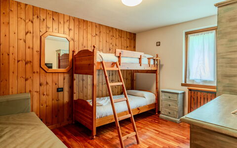 Calvet: Möbel, Interior Design, Holz, Bett, Schlafzimmer, Flooring, Fussboden, Zimmer, Decke, Holzbeize