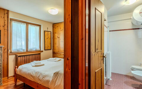 Calvet: Holz, Schlafzimmer, Bett, Interior Design, Decke, Bettdecke, Fussboden, Zimmer, Möbel, Bettrahmen