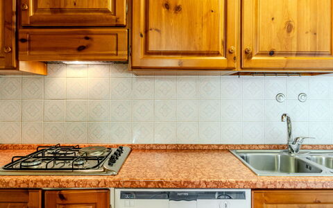 Calvet: Küche, Countertop, Küchengerät, Major Appliance, Cabinetry, Spüle, Holz, Flooring, Armatur, Interior Design