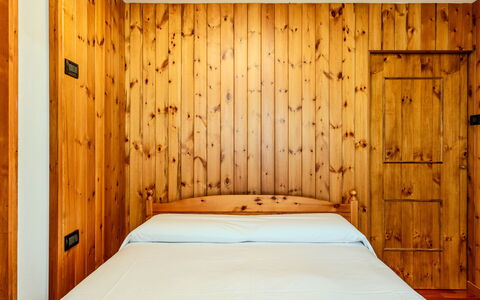 Calvet: Holz, Schlafzimmer, Bett, Interior Design, Flooring, Fussboden, Bettdecke, Bedding, Zimmer, Hartholz