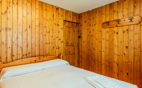 Calvet: Holz, Flooring, Fussboden, Holzbeize, Schlafzimmer, Hartholz, Bett, Bettdecke, Zimmer, Planke