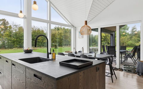 Felicita - 800M from the Sea: Küche, Countertop, Natürliches Material, Holzboden, Hartholz, Zapfhahn, Planke, Kamin, Light Fixture, Granit