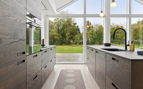 Felicita - 800M from the Sea: Flooring, Küche, Countertop, Fussboden, Interior Design, Cabinetry, Holzboden, Fliese, Natürliches Material, Schublade
