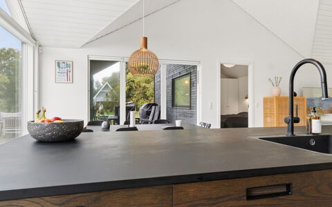 Felicita - 800M from the Sea: Countertop, Küche, Interior Design, Flooring, Möbel, Holz, Cabinetry, Fussboden, Decke, Light Fixture