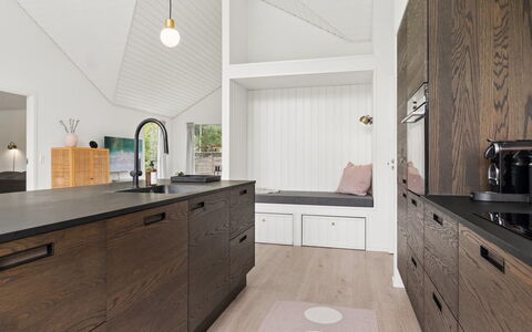 Felicita - 800M from the Sea: Flooring, Interior Design, Holz, Cabinetry, Möbel, Küche, Countertop, Fussboden, Decke, Light Fixture