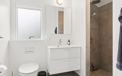 Felicita - 800M from the Sea: Fussboden, Bad Sink, Badezimmer, Flooring, Interior Design, Armatur, Sinken, Badezimmerschrank, Spiegel, Zapfhahn