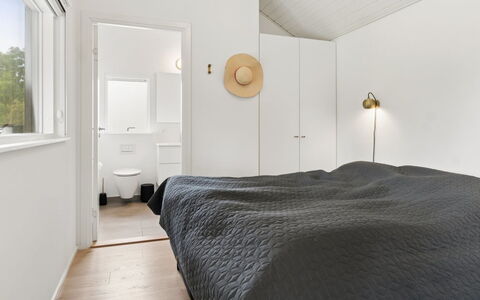 Felicita - 800M from the Sea: Wand, Schlafzimmer, Interior Design, Bett, Flooring, Decke, Holz, Fussboden, Möbel, Bettdecke