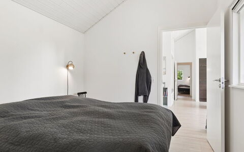 Felicita - 800M from the Sea: Interior Design, Flooring, Decke, Holz, Fussboden, Möbel, Zuhause, Schlafzimmer, Bett, Holzboden