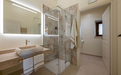 Poggio Ambrato 18, Emma Villas: Interior Design, Flooring, Wand, Fussboden, Armatur, Decke, Badezimmer, Beleuchtung, Zimmer, Installation