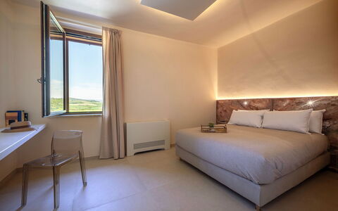 Poggio Ambrato 18, Emma Villas: Schlafzimmer, Bett, Bedding, Bettdecke, Bettrahmen, Linens, Kissen, Suite, Lampe, Hotel