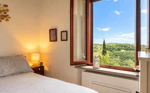 La Veduta - la Finestra su Castelfalfi: Interior Design, Holz, Zimmer, Möbel, Schlafzimmer, Bett, Flooring, Fussboden, Bilderrahmen, Bettdecke