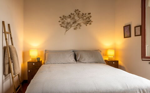 La Veduta - la Finestra su Castelfalfi: Bett, Bedding, Möbel, Schlafzimmer, Bettdecke, Interior Design, Wand, Linens, Holz, Fussboden