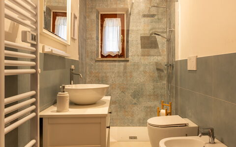 La Veduta - la Finestra su Castelfalfi: Badezimmer, Flooring, Bad Sink, Armatur, Interior Design, Sinken, Toilleten Sitz, Wand, Fussboden, Toilette