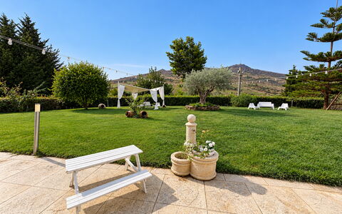 Casa Scirocco: Landschaft, Garten, Rasen, Landscaping, Schatten, Kunstrasen, Park, Garten, Immergrün