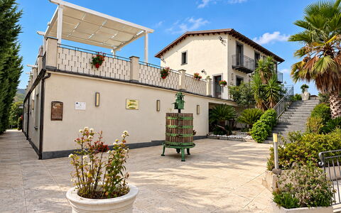Casa Scirocco: Wohngebiet, Urban Design, Blumentopf, Estate, Balkon, Schatten, Hazienda, Hof, Zimmerpflanze, Garten