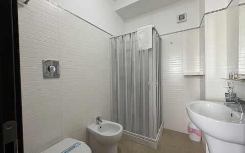 Casa Scirocco: Flooring, Fussboden, Interior Design, Armatur, Zimmer, Decke, Installation, Wohnung, Badezimmer, Toilette