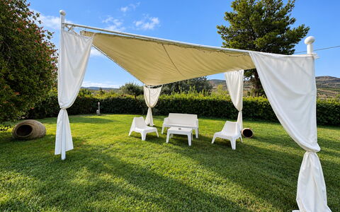 Casa Boungalow: Schatten, Grundstueck, Garten, Überdachung, Gartenmöbel, Rasen, Outdoor Struktur, Freizeit, Gazebo, Hinterhof