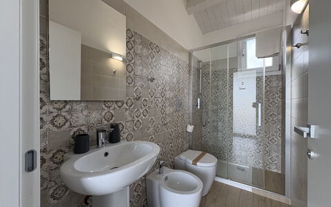 Casa Boungalow: Bad Sink, Badezimmer, Flooring, Armatur, Fussboden, Interior Design, Sinken, Zapfhahn, Installation, Toilette