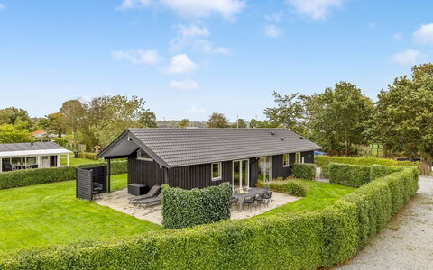 Ellanor - 100M from the Sea: Möbel, Interior Design, Flooring, Fussboden, Wand, Couch, Holz, Wohnzimmer, Zimmer, Zuhause