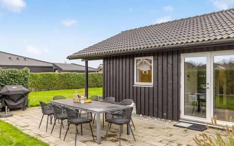Ellanor - 100M from the Sea: Möbel, Interior Design, Flooring, Fussboden, Wand, Couch, Holz, Wohnzimmer, Zimmer, Zuhause