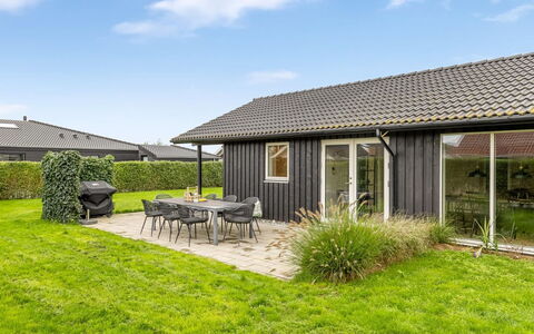 Ellanor - 100M from the Sea: Möbel, Interior Design, Flooring, Fussboden, Wand, Couch, Holz, Wohnzimmer, Zimmer, Zuhause