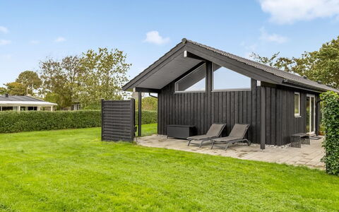 Ellanor - 100M from the Sea: Möbel, Interior Design, Flooring, Fussboden, Wand, Couch, Holz, Wohnzimmer, Zimmer, Zuhause