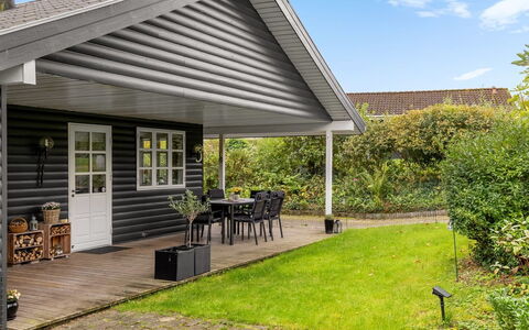 Bennek - 500M from the Sea: Möbel, Interior Design, Flooring, Fussboden, Wand, Couch, Holz, Wohnzimmer, Zimmer, Zuhause