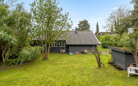 Bennek - 500M from the Sea: Möbel, Interior Design, Flooring, Fussboden, Wand, Couch, Holz, Wohnzimmer, Zimmer, Zuhause