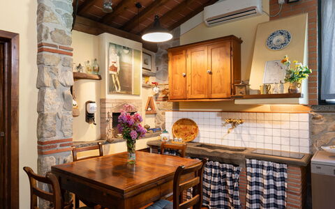 Al Melo: Möbel, Interior Design, Küche, Flooring, Holz, Countertop, Decke, Tabelle, Fussboden, Light Fixture
